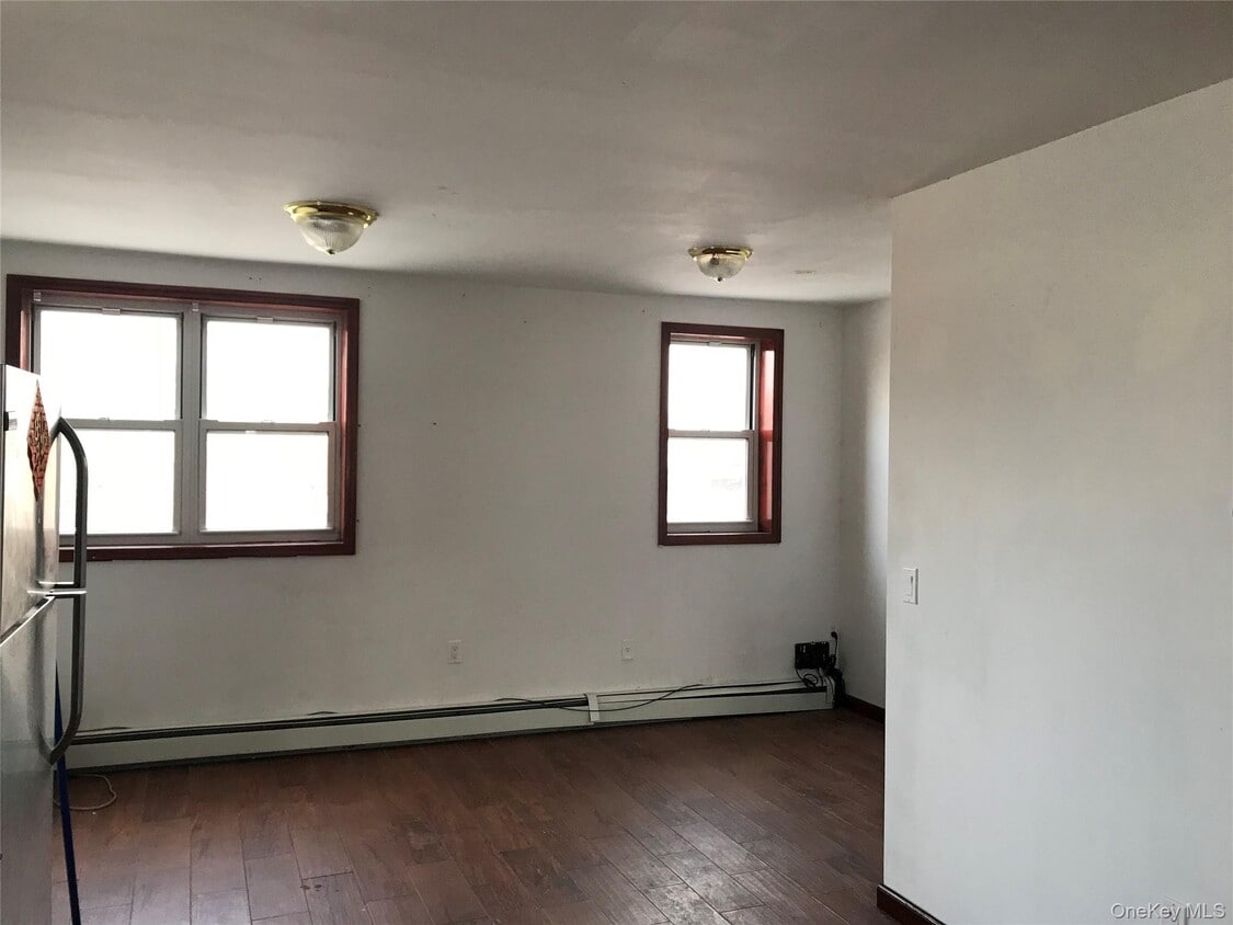 Foto del edificio - 57-30 Main St