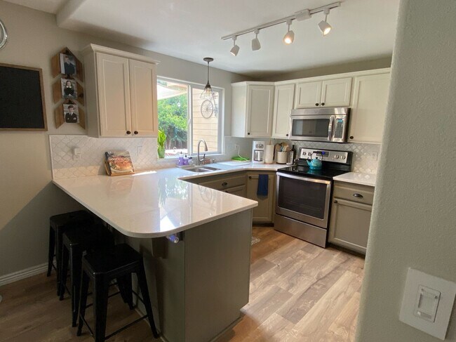 Building Photo - Gorgeous 4-Bedroom Home In Bristol Heights