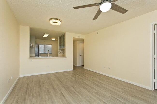 Building Photo - BEAUTIFUL UPGRADED 2 BED 2 BA 2 PARKING UN...