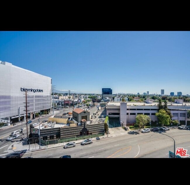 Building Photo - 321 S San Vicente Blvd