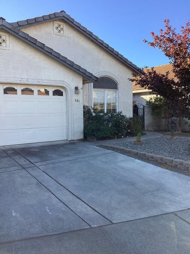 Primary Photo - clean and quiet 3 bedroom 2 bathroom house...