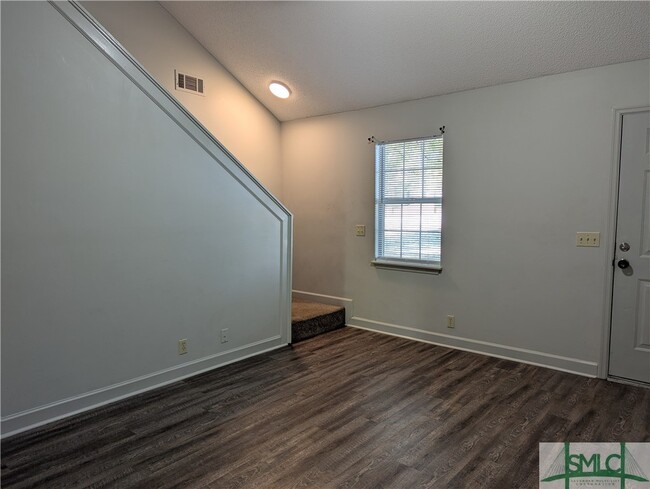 Building Photo - 1039 N Ash St