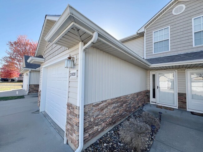 Foto del edificio - SEE IT NOW: Spacious 2-Bedroom Townhome with Modern Finishes and Garage!