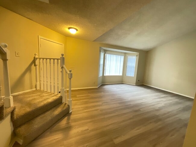 Building Photo - The Gables Townhomes: 2 Bed 2.5 Bath Attac...