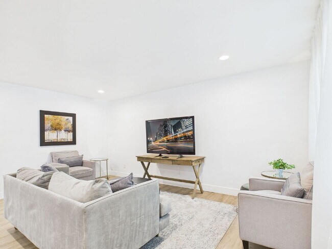 Foto del edificio - Fully furnished with a pool - MOVE IN SPECIAL $500 OFF