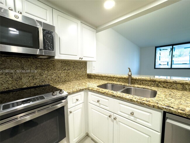 Foto del edificio - 540 Brickell Key Dr