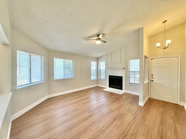 Foto del edificio - LAST MONTH FREE!  Viewable Now!  Small Pet...