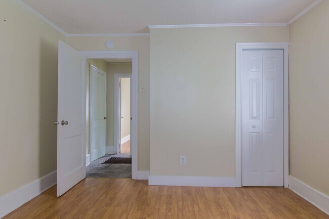 Building Photo - 2 Bedroom 1 Bathroom Home Conveniently Loc...