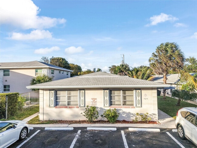 Building Photo - 709 SE 15th St