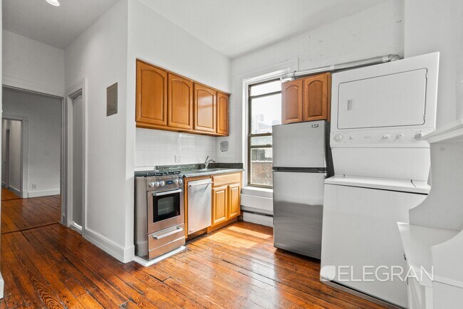 Building Photo - 348 E 78th St