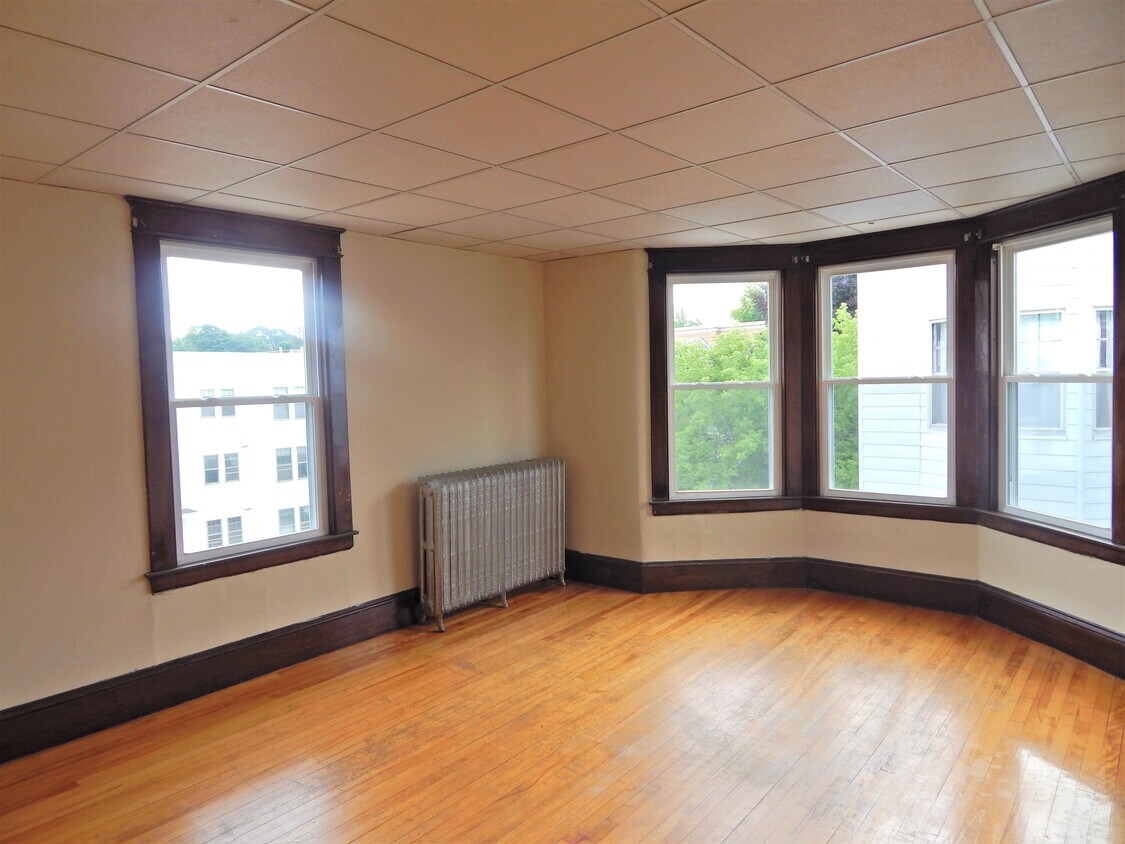 Living Room - 171 College St