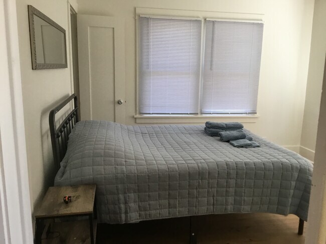 Foto del edificio - 665 Loma Ave