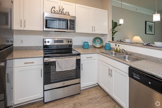 1BR, 1BA - 575SF - The Saulet