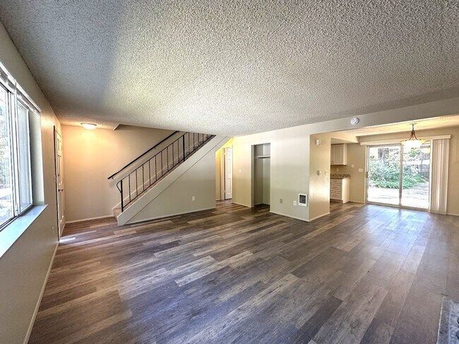 Foto del edificio - Townhouse in Desirable University Place Ne...