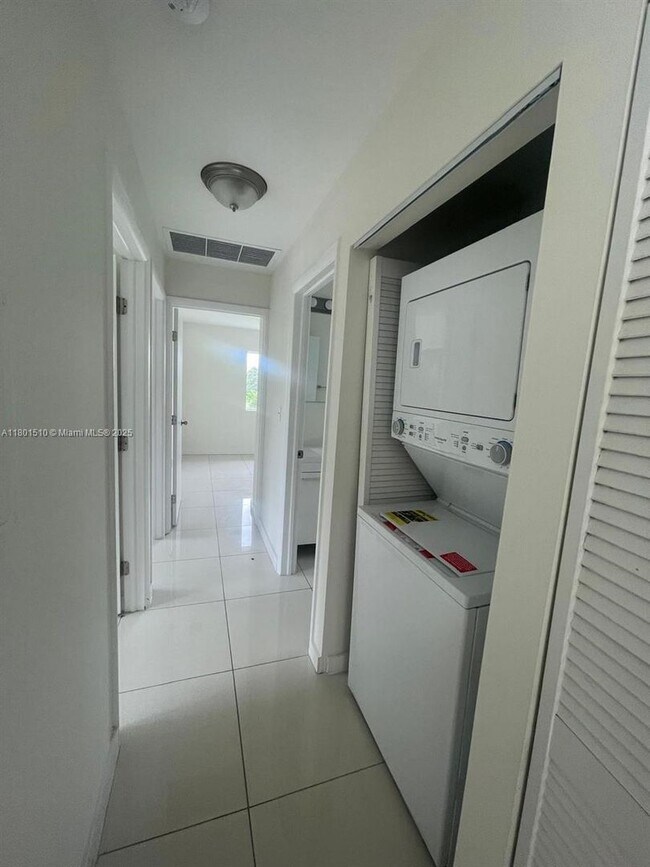 Foto del edificio - 2121 NW 72nd St
