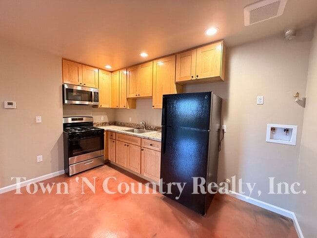 Building Photo - 1720 Cherokee Dr