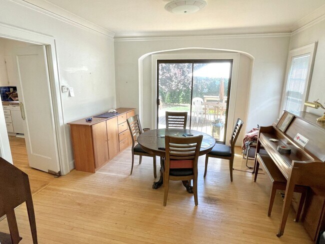 Building Photo - Grant Park 3-Story with Hardwoods, Huge De...