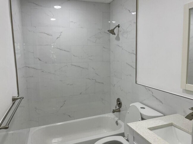 Foto del edificio - 2441 NW 8 Street, Apt. B