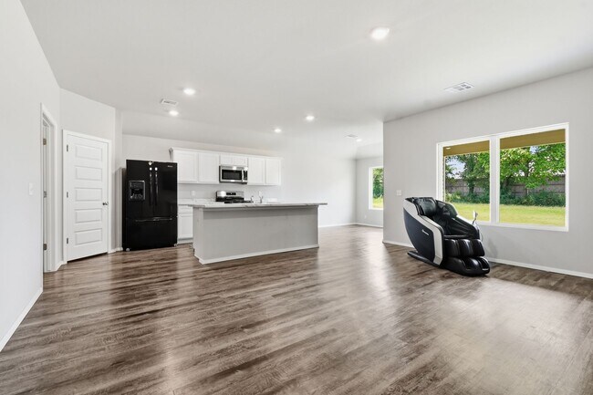 Building Photo - Charming 3 Bed, 2 Bath Home Backing to a Peaceful Greenbelt in Broken Arrow!