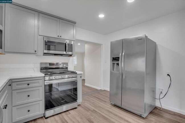 Building Photo - 753 Castle Ct