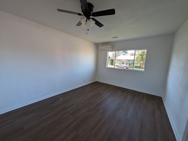 Foto del edificio - Two Bedroom House Downtown near Shasta High School