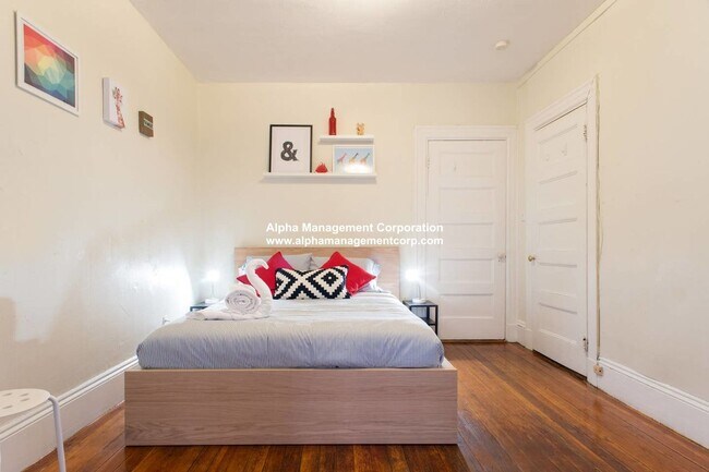 Foto del edificio - No Brokers Fee. Heat and Hot Water Include...