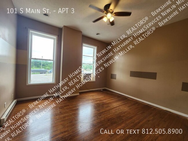 Building Photo - 1 Bedroom Upper Apartment Downtown Clinton
