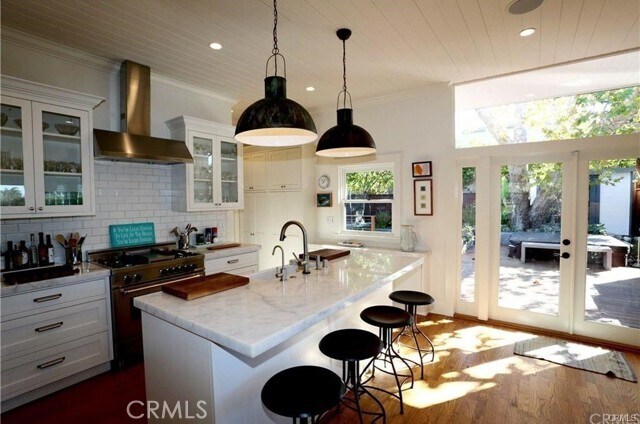 Foto del edificio - 555 Bluebird Canyon Dr