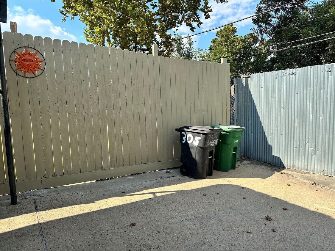 Foto del edificio - 305 N Live Oak St