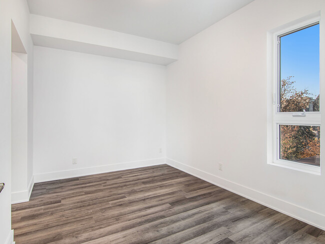 Building Photo - 258 Carruthers Av