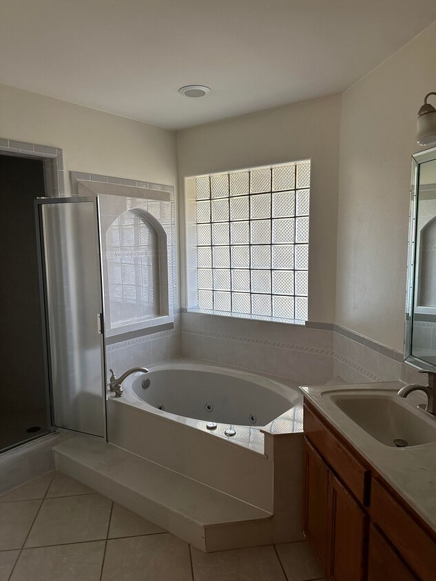 Master Bath - 2804 E 20th St