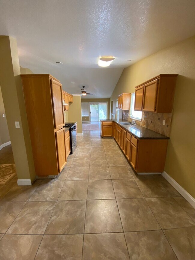 Building Photo - 4 Bed/2 Bath Home in Southeast Bakersfield