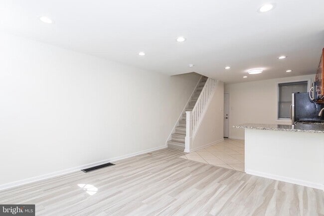 Building Photo - 2711 Oakford St