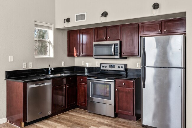 Foto del edificio - Roosevelt West Townhomes