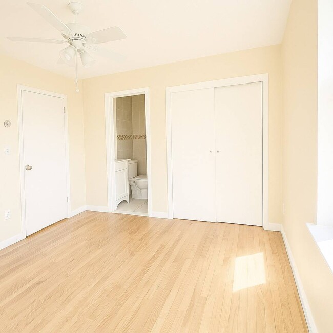 Building Photo - 530 Throgs Neck Expy