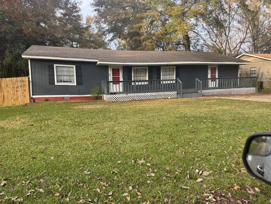 Primary Photo - 1042 Deryll St