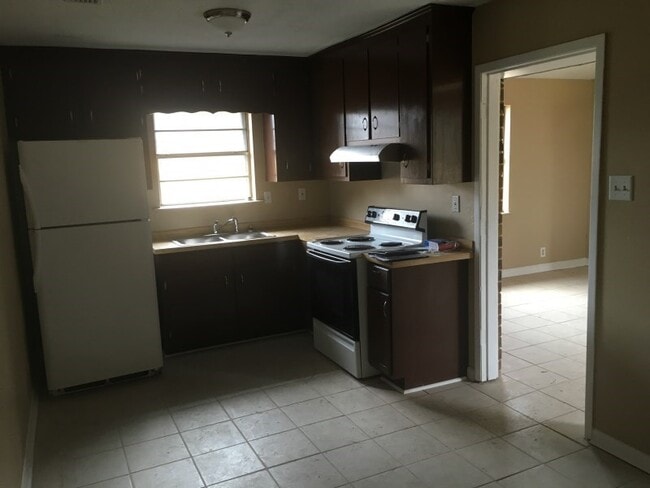 Building Photo - 4871 Campanella Dr N