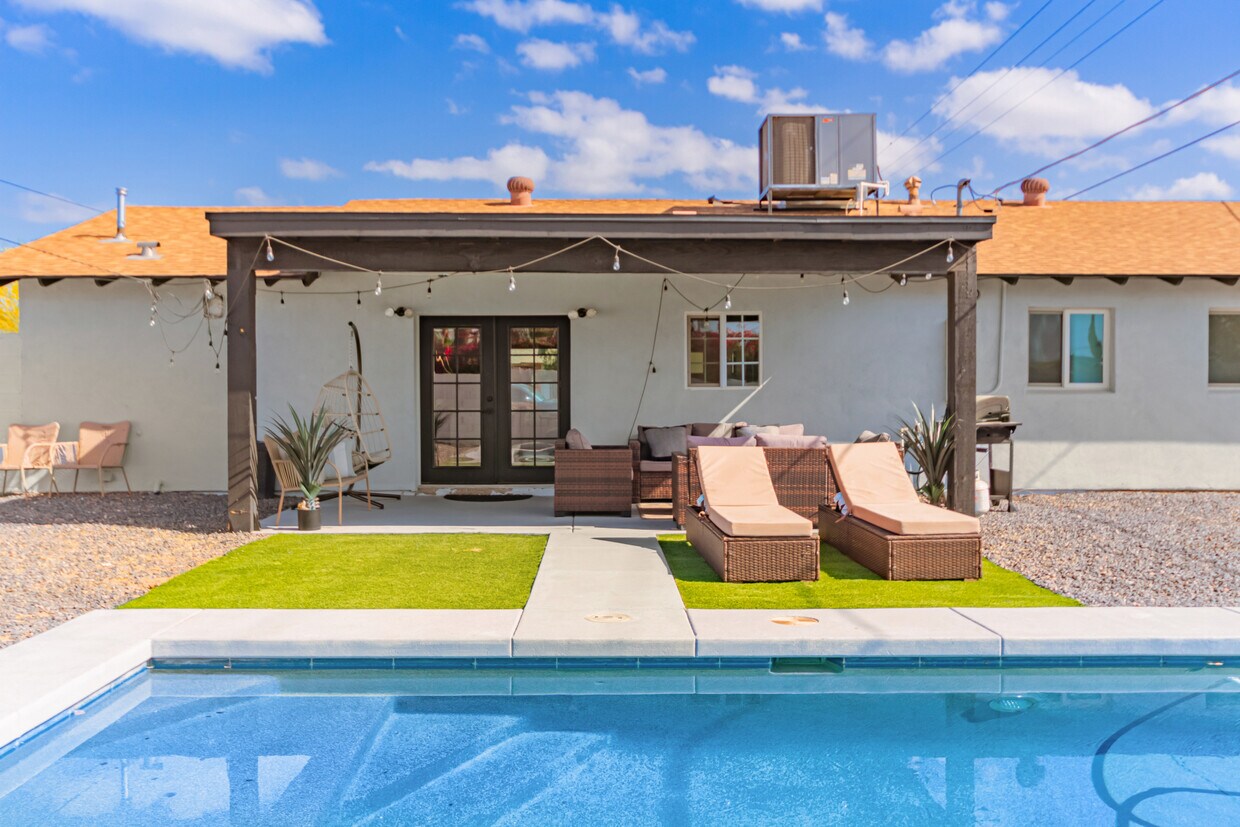 Foto principal - 8547 E Roanoke Ave