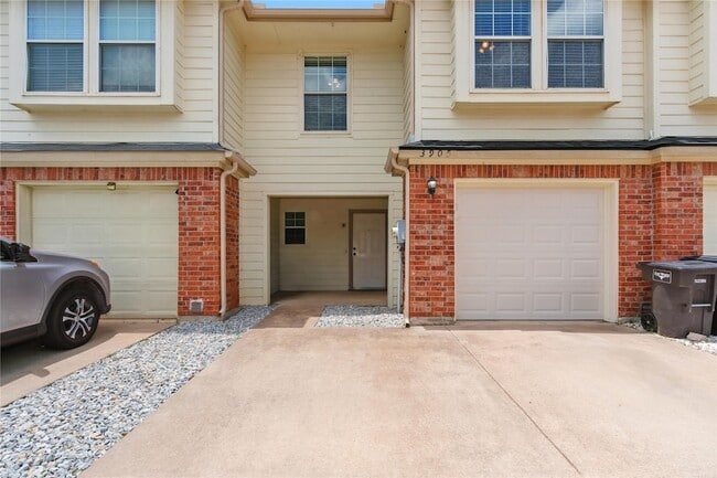 Building Photo - 3905 Vista Mar Dr