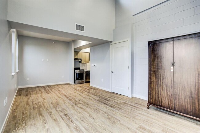 Building Photo - 3113 St Charles St