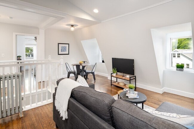 Building Photo - 298 Lamartine St
