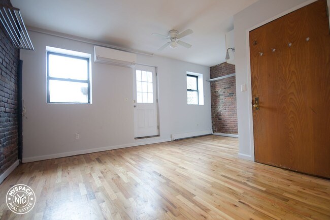 Building Photo - 87 Clay St