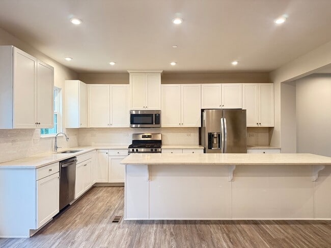 Building Photo - 772 Weller Dr