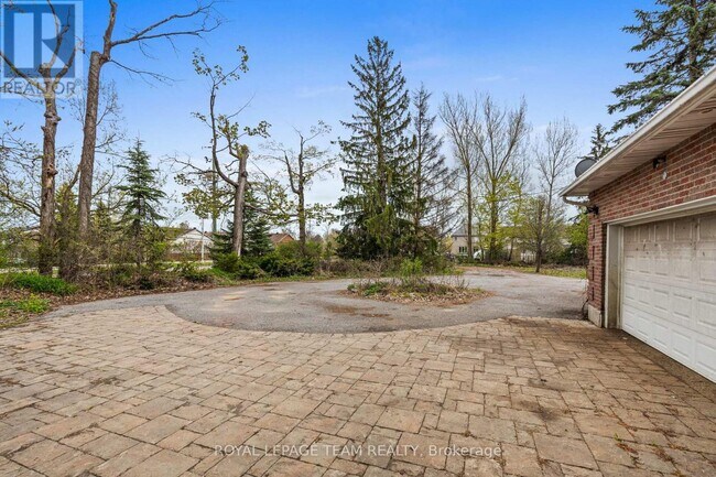 Building Photo - 3162 Woodroffe Ave