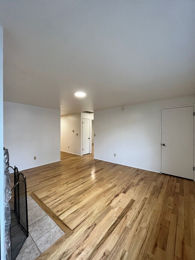Building Photo - Sellwood Triplex