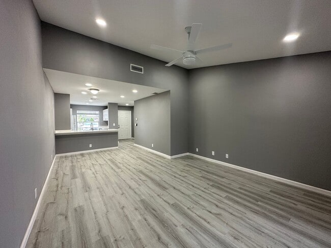 Renovated 2/2 Villa with Fenced in Backyard - Renovated 2/2 Villa with Fenced in Backyard Townhome