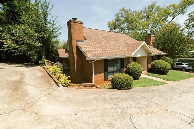 Building Photo - 1256 Minhinette Dr
