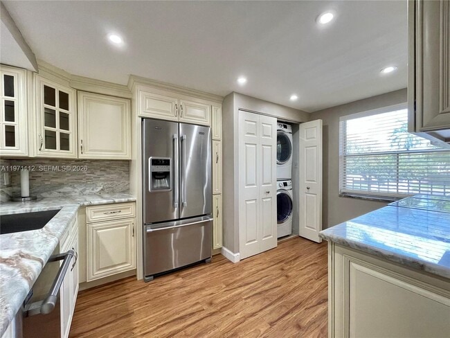 Foto del edificio - 7340 Lake Cir Dr