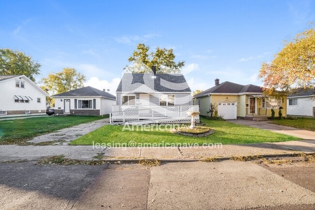 Building Photo - 908 E Maywood Ave