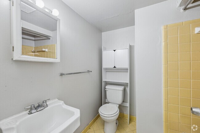 1 dormitorio, 1 baño - 550 pies cuadrados - Baño principal - Anna Marie Apartments, LLC